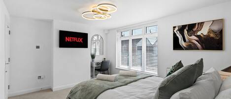 4 habitaciones, escritorio y tabla de planchar con plancha