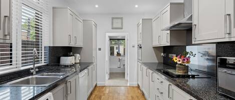 Jääkaappi, mikroaaltouuni, uuni, liesi