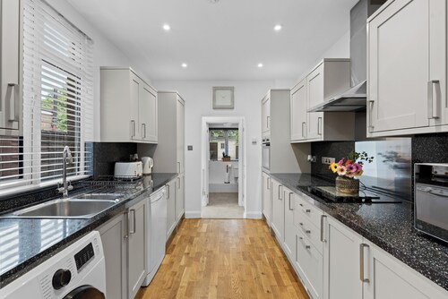 Luxury 4 Bedroom,3 Bathroom House for Contractors-Driveway-Garden-Gatwick Horley