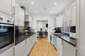 Køleskab, mikrobølgeovn, ovn, kogeplade