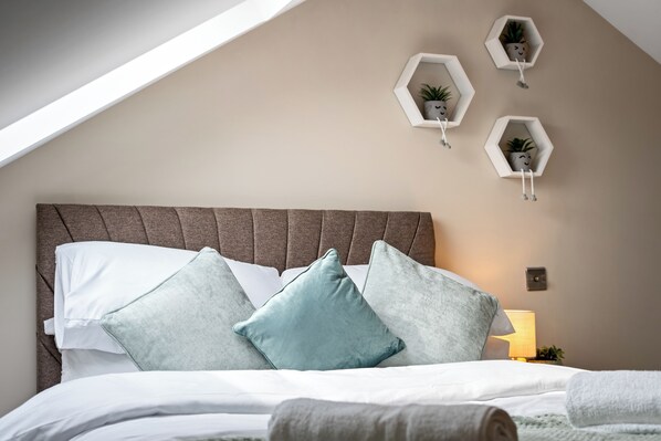 4 chambres, bureau, fer et planche à repasser, lit parapluie