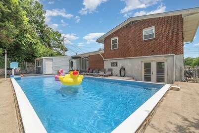 5 Bed, Hot Tub and Arcade