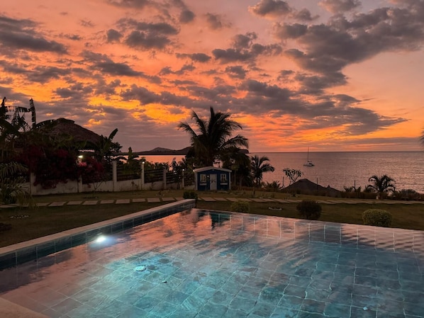 Una piscina al aire libre