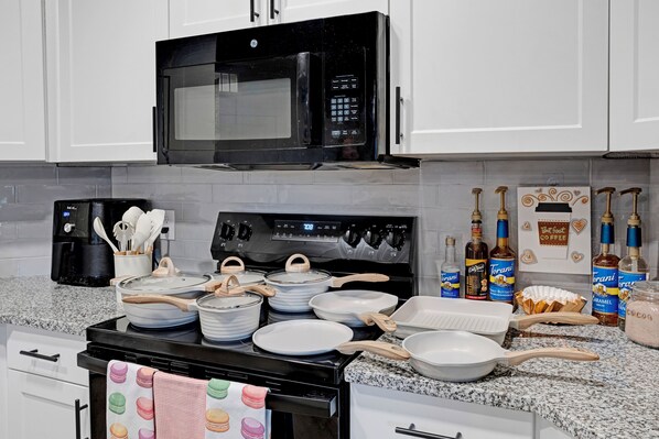 Micro-ondes, four, plaque de cuisson, lave-vaisselle