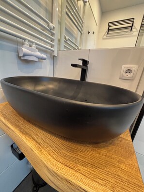 Dusche, Haartrockner, Handtücher, Toilettenpapier