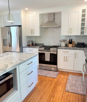 ثلاجة، ميكروويف، فرن، موقد طهي مسطح