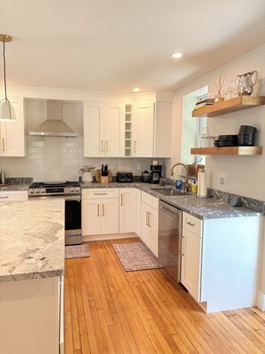 Kylskåp, mikrovågsugn, ugn och spishäll