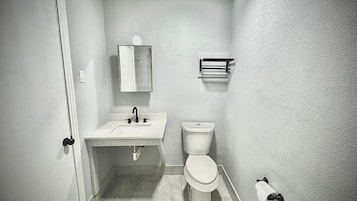 Single Room | Bathroom | Combined shower/tub, towels, soap, shampoo