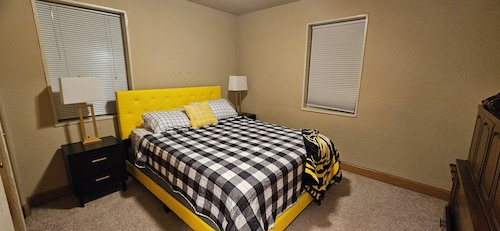 2 Bed 1 Bath Basement Apt 13 Minute Walk to Kinnick Stadium and UI West Campus