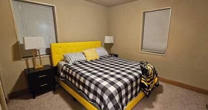 2 Bed 1 Bath Basement Apt 13 Minute Walk to Kinnick Stadium and UI West Campus