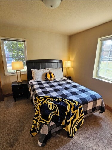 2 Bed 1 Bath Basement Apt 13 Minute Walk to Kinnick Stadium and UI West Campus