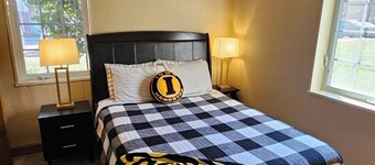 2 Bed 1 Bath Basement Apt 13 Minute Walk to Kinnick Stadium and UI West Campus