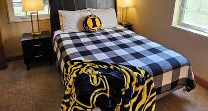 2 Bed 1 Bath Basement Apt 13 Minute Walk to Kinnick Stadium and UI West Campus