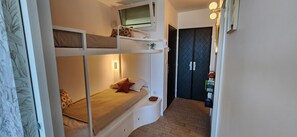 1 quarto, ferros/tábuas de passar roupa, berço de viagem