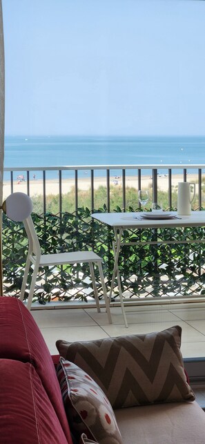 Smart TV, books, stereo