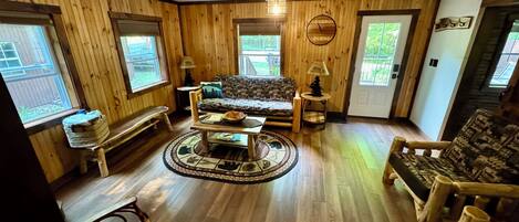 Älytelevisio, takka, kirjoja