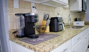 Réfrigérateur, four à micro-ondes, un four, cafetière-théière