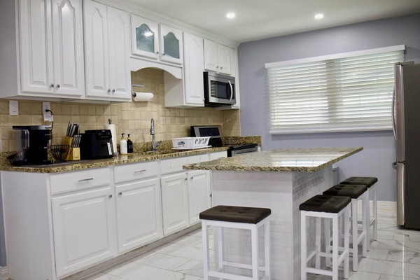 Een koelkast, een magnetron, een oven, een koffiezetapparaat/waterkoker