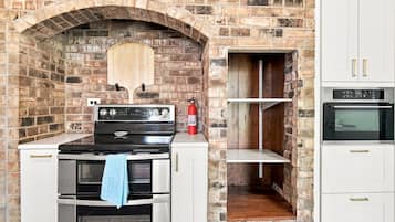 Microonde, forno, piano cottura, lavastoviglie