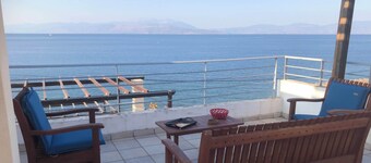 Appartement en bord de mer avec piscine. Vue à couper le souffle !