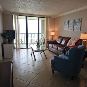 Una Smart TV, un reproductor de DVD, libros