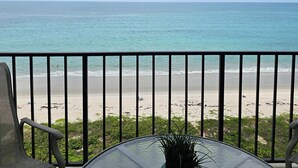 Ein Balkon mit Blick auf Strand und Meer.