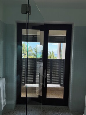Interior - Cima del Mar
(Top of the Sea)
Hilltop, private 180 degree ocean view (Nassau)