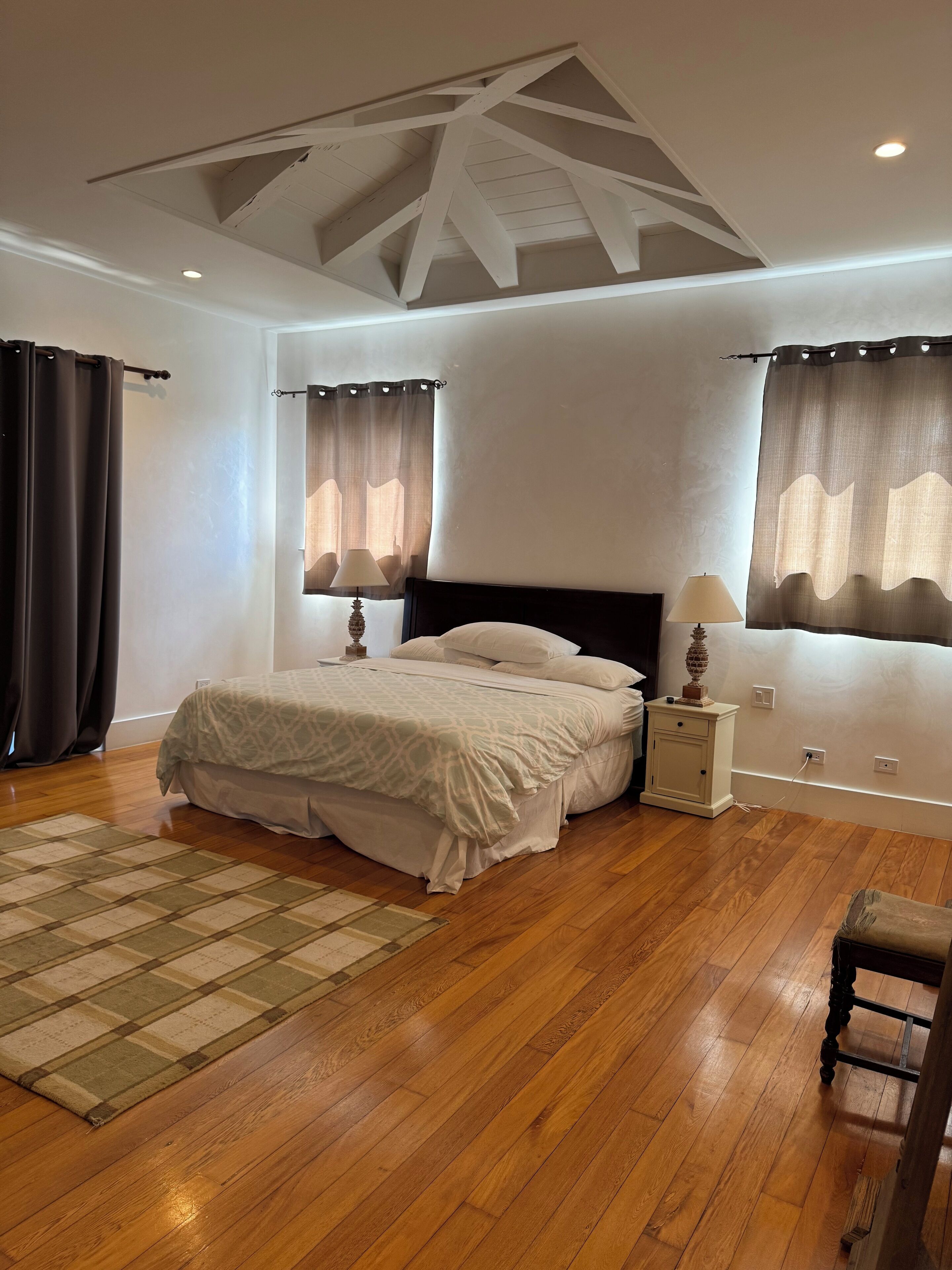 5 bedrooms, iron/ironing board, free WiFi, bed sheets