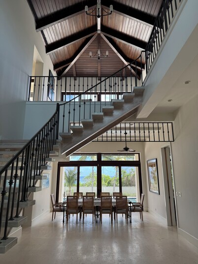 Cima del Mar
(Top of the Sea)

Hilltop, private 180 degree ocean view