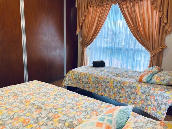 2 bedrooms, iron/ironing board, travel cot, free WiFi