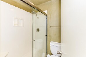 Douche, sèche-cheveux, serviettes fournies, papier toilette