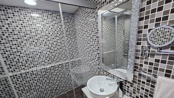 Chuveiro, banheira de hidromassagem, secador de cabelo, bidĂȘ