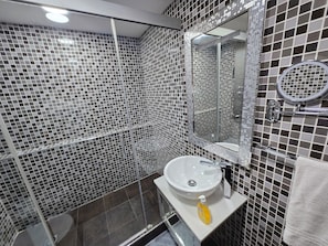 Douche, baignoire Ă jets, sĂšche-cheveux, bidet