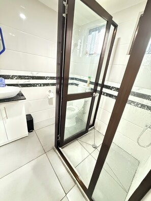 Shower, hair dryer, towels, soap - Cosy self contained studio apartment,5 mins from Nadi International Airport. (Nadi)