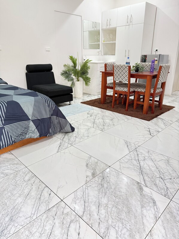 1 bedroom, iron/ironing board, WiFi, bed sheets - Cosy self contained studio apartment,5 mins from Nadi International Airport. (Nadi)
