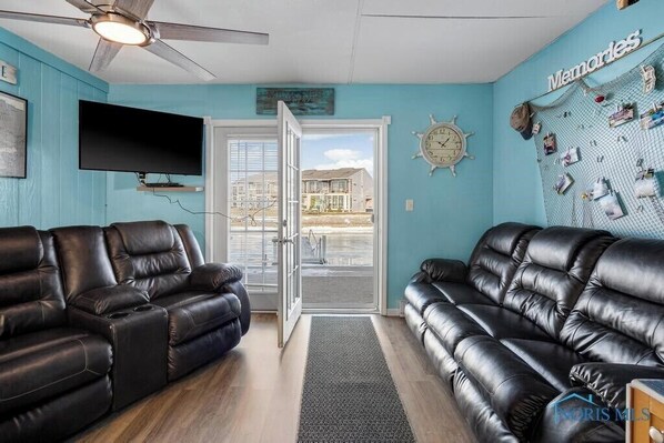 Living area - Lake Erie 2-bedroom condo with pool (Oak Harbor)