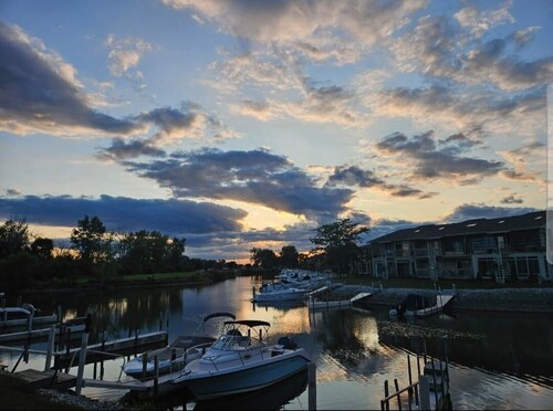 Lake Erie 2-bedroom condo with pool