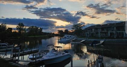 Lake Erie 2-bedroom condo with pool