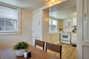 The dining area opens right into the kitchen. - 1BR + Office & Parking - Near Downtown SJ, Tech & Hospitals (San Jose)