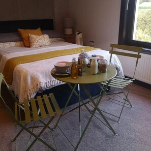 1 slaapkamer, een strijkplank/strijkijzer, wifi, beddengoed