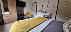 1 bedroom, iron/ironing board, WiFi, bed sheets - Cosy boutique style BnB suite with parking (Swansea)