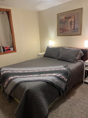 1 bedroom, free WiFi, bed sheets - Private suite with outdoor living area WIFI/AC (Powell)