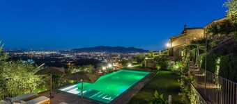 Tuscan Farmhouse With Infinity Pool Retreat