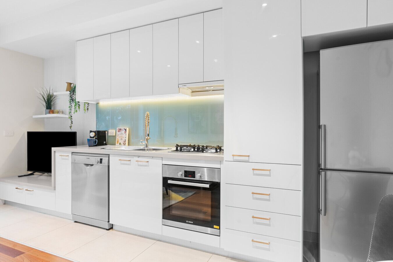 Réfrigérateur, micro-ondes, four, plaque de cuisson