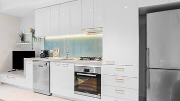 Geladeira, micro-ondas, fogão, cooktop