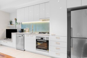 冰箱、微波炉、烤箱、炉灶