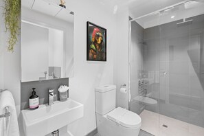 Secador de pelo y toallas