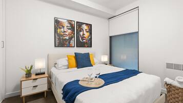 1 quarto, escrivaninha, ferros/tábuas de passar roupa, berço de viagem