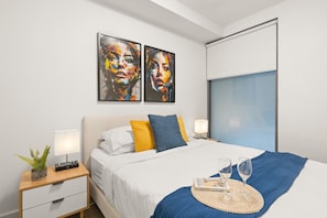 1 chambre, bureau, fer et planche à repasser, lit parapluie
