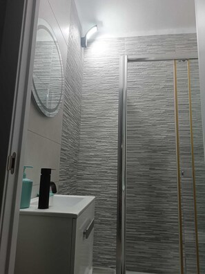 Douche, serviettes fournies, savon, papier toilette